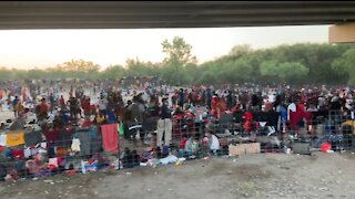 THOUSANDS of Illegals Waiting On The Texas Border To Be Let In