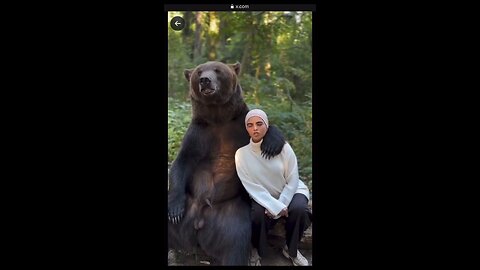 Pretty lady terrified of a bear 😬😬😬😬