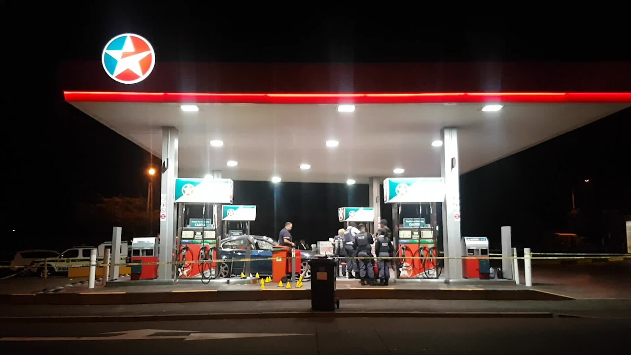 SOUTH AFRICA - Cape Town - Kenilworth Caltex garage shooting (Video) (64u)