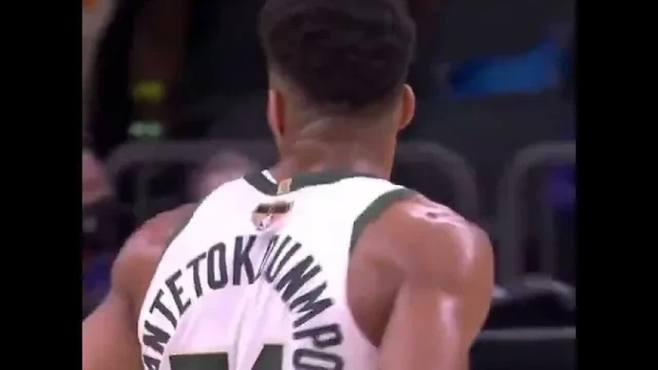 Suns fans count while Giannis is at FT line