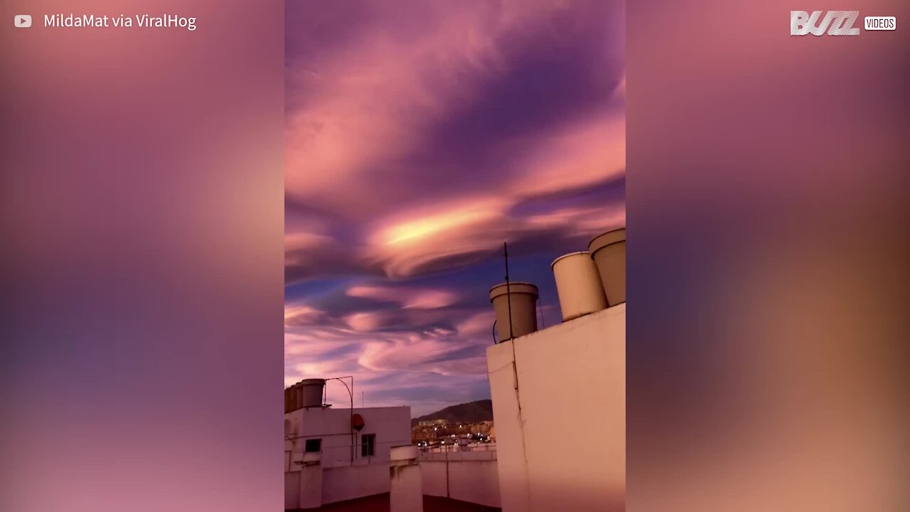 Nuvens lenticulares e pôr-do-sol criam cenário surreal 1