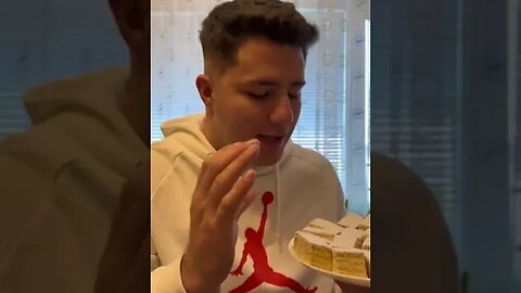 ATUNCI CAND II MANANC TOATE PRAJITURILE LUI MAMAIE #oguritamica #mancaciosul #mancare