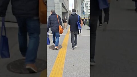 일본 도쿄 다케시바역에서 다이몬역을 향해 걷기