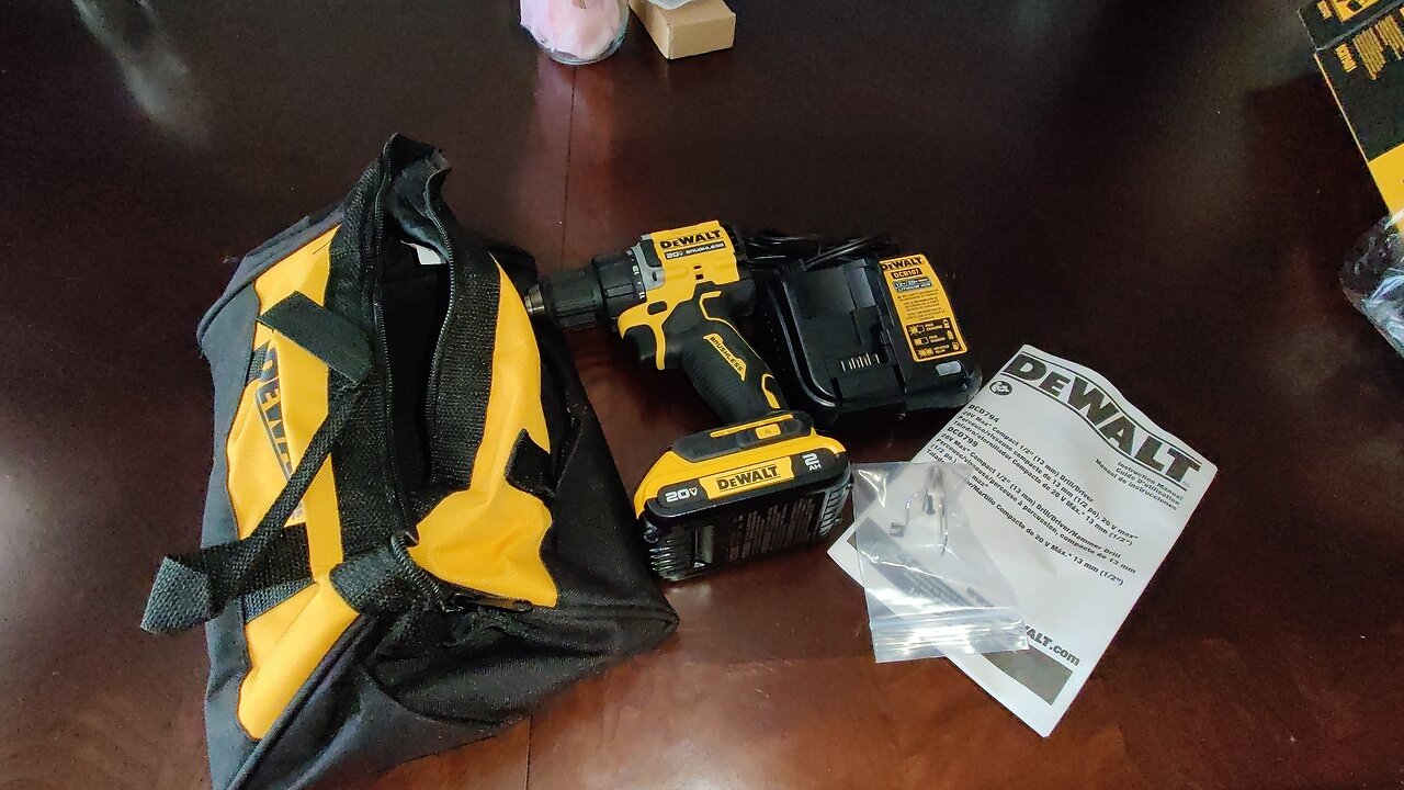 DEWALT 20V MAX Cordless Drill Driver Kit