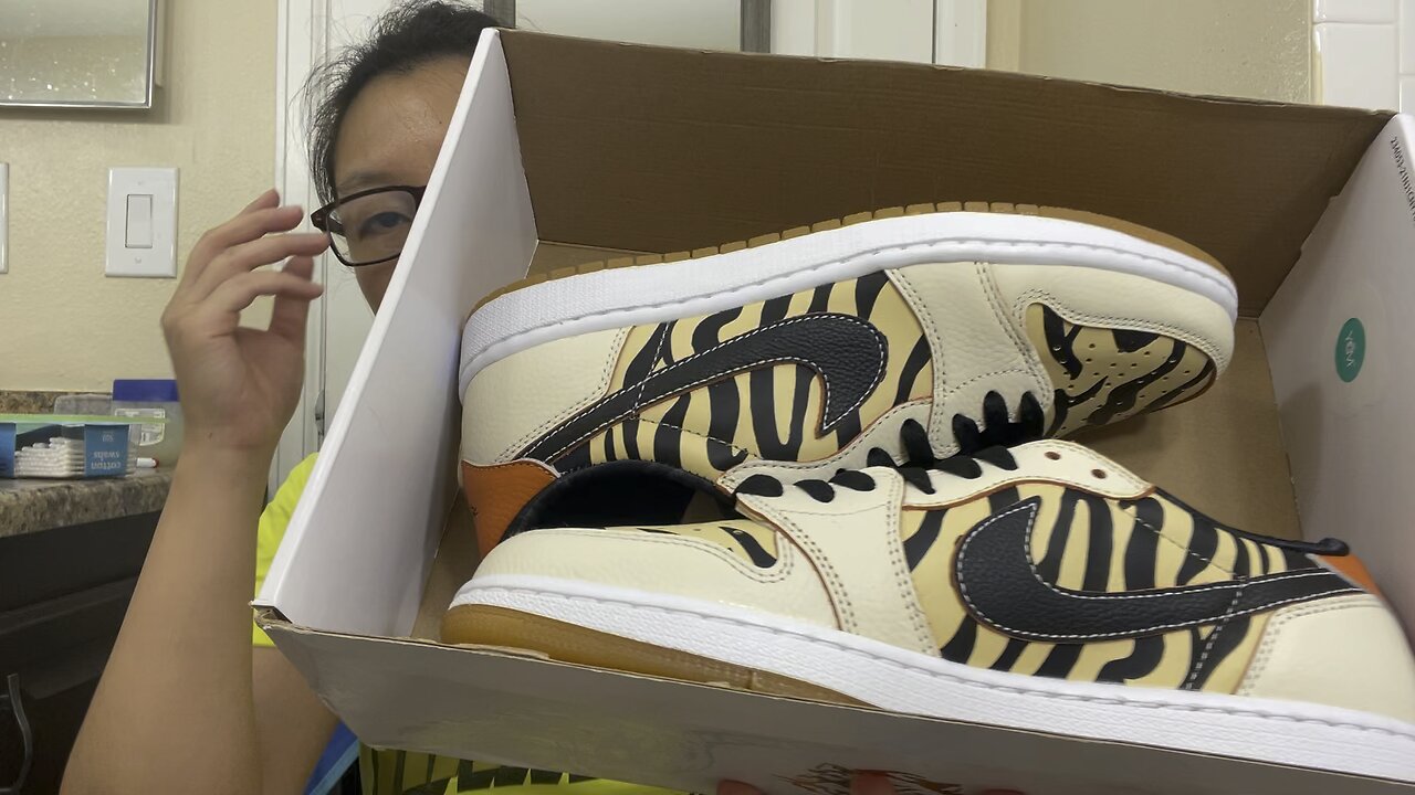 This is a pair FAKE Air Jordan 1 retro shoes