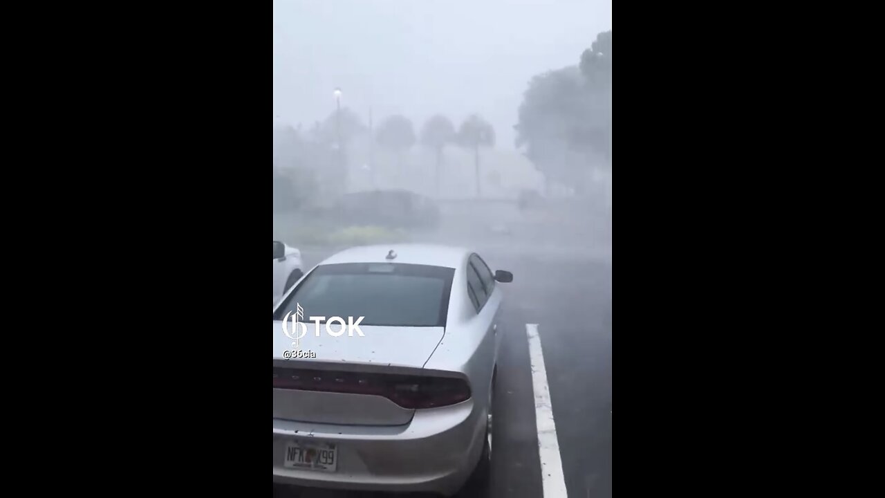 CATEGORY-5- HURRICANE ”MILTON”⛈️🚗🌬️🛻📸TOUCHES DOWN IN FORT MYERS FLORIDA💨💦🏡🌊💫