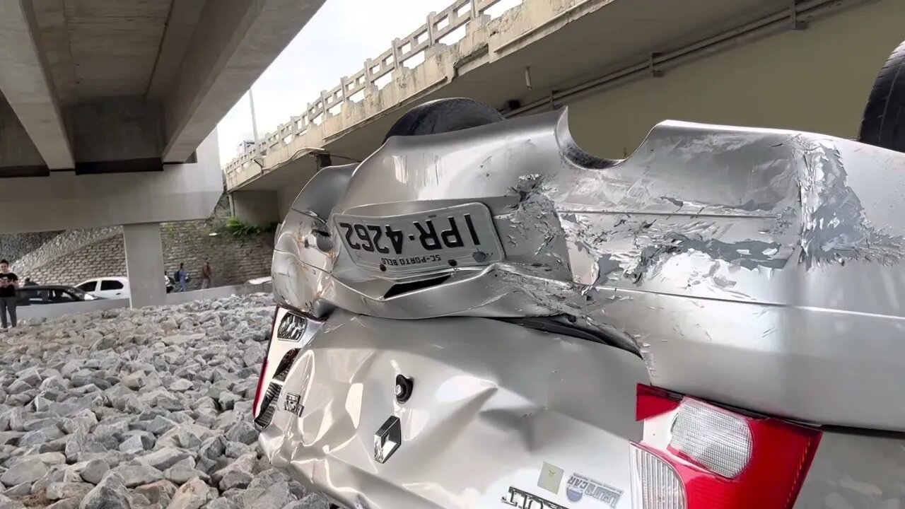 Carro cai da ponte da BR-101 em Balneário Camboriú