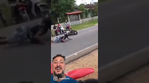 Acelerou l, errou o pulo, caiu, catapultou meu filho #shorts