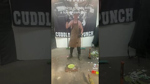 smashing a plate with a tomahawk axe #hugohammersmash #shorts