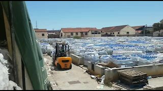 SOUTH AFRICA - Cape Town - Gift of the Givers load water for Grahamstown (Video) (bvn)