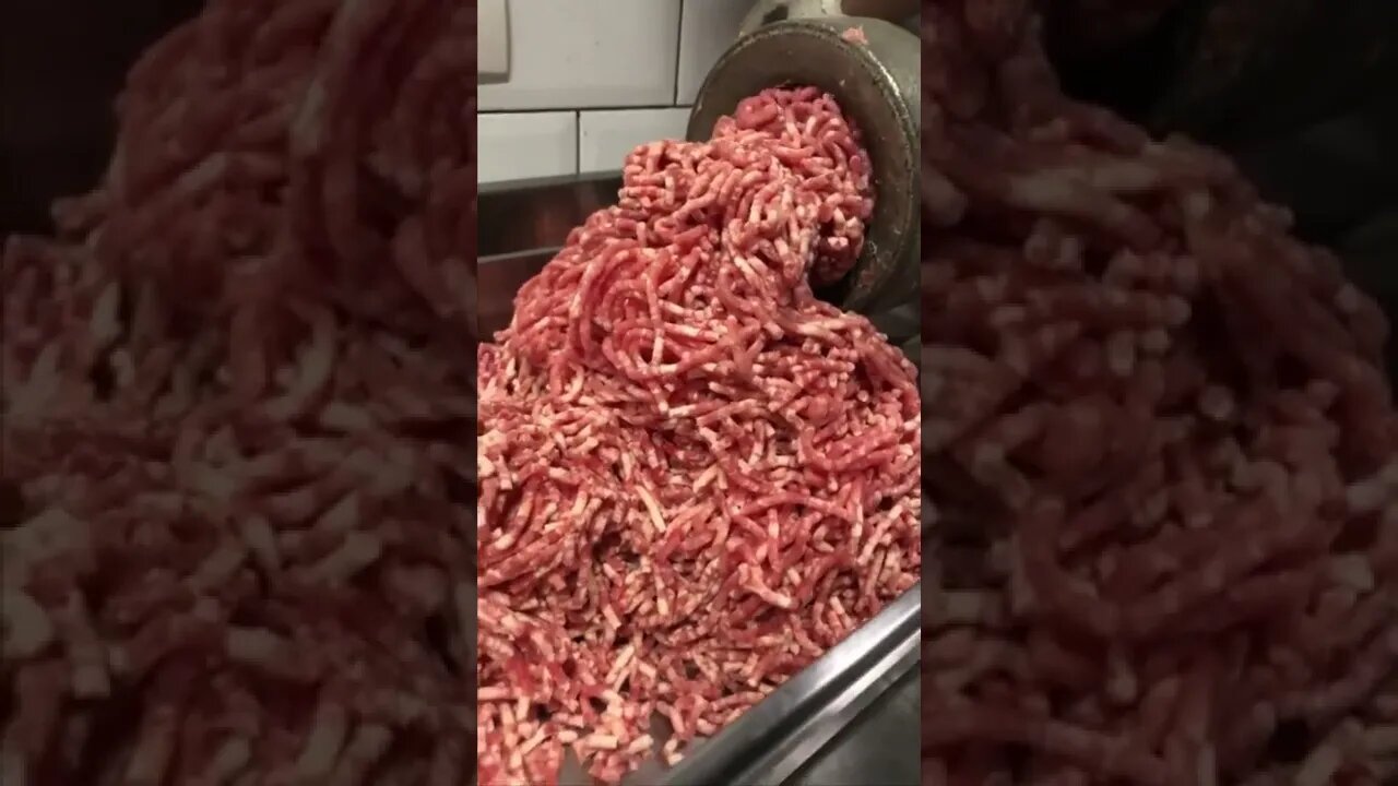 Fresh ground hamburgesa | @fabinho_burgermaker on IG 🍔💯 #shorts