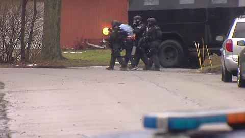 Barricaded gunman in custody after hours long standoff in Troy