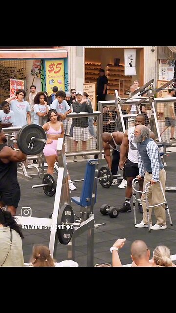 Old man is very strong 💪.