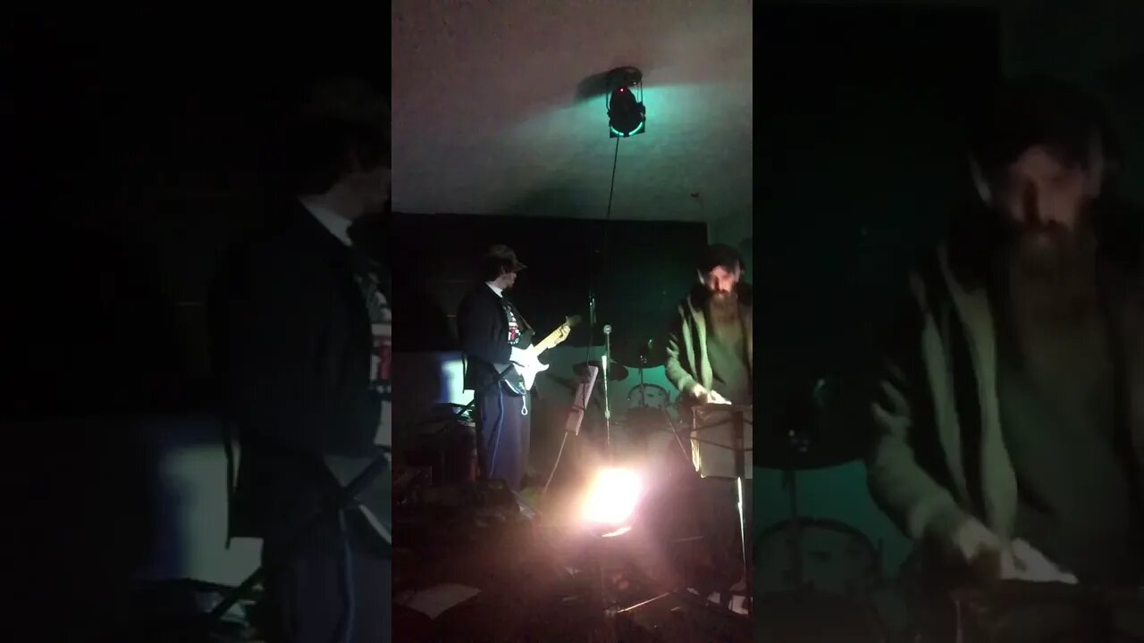 Musical intermission while spreading stream