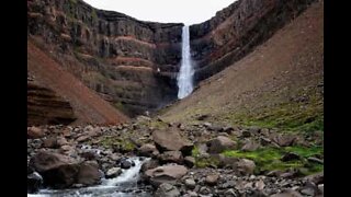 Majestosa cascata de Hengifoss localiza-se na Islândia