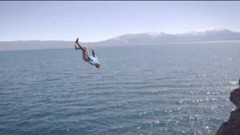 Incrível salto para a água na Serra Nevada