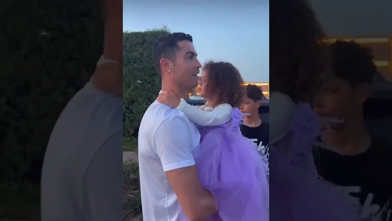 Cristiano Ronaldo ganhando um carro de presente de Natal de Georgina, sua esposa