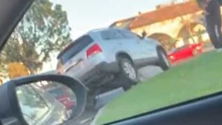 Ce conducteur s'est garé sur un rocher!