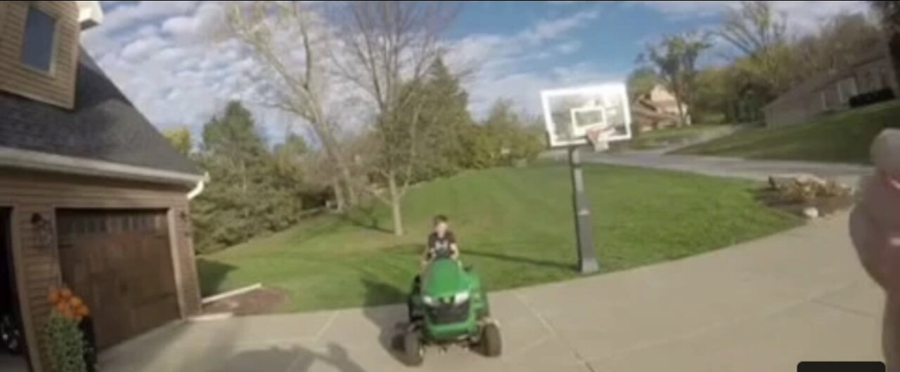 A review on a John Deere X354 with four wheels steering