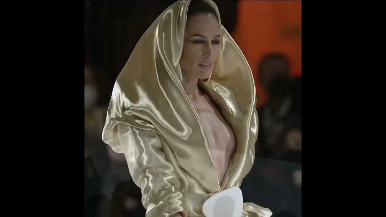 Nievesalvarez in Stephanerolland Spring/Summer 2022 Hautecouture FashionShow Catwalk