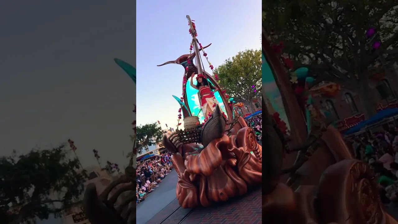 Moana float in Magic Happens #disneyland #magichappens #moana #parade #mainstreetusa
