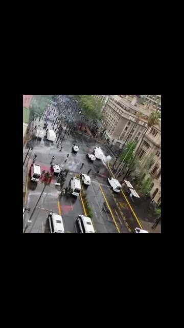 Antifa dispara fuegos artificiales contra carabineros, hiere a abogada, termina muriendo. 10-oct-21