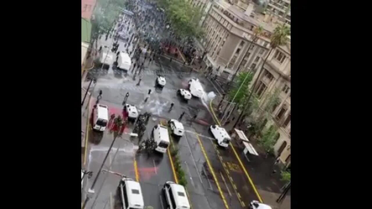 Antifa dispara fuegos artificiales contra carabineros, hiere a abogada, termina muriendo. 10-oct-21