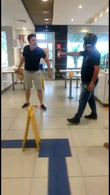 Homem briga com funcionários em loja de fast food por causa de ketchup