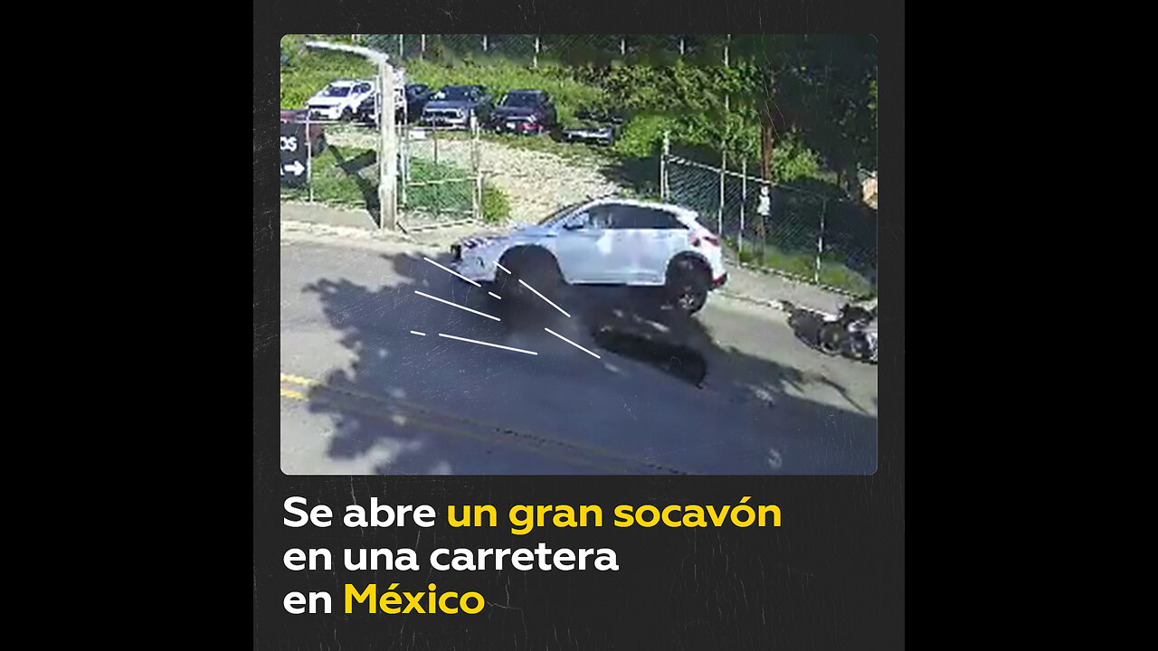 Gran agujero aparece en una carretera mexicana y provoca accidentes