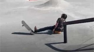 Skater dá queda e sofre lesão chocante