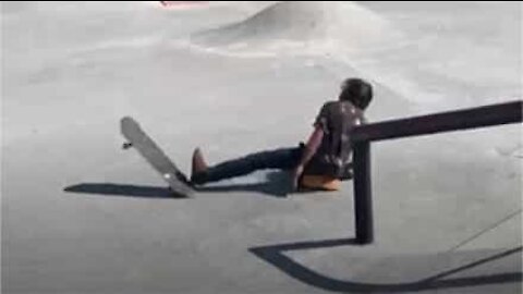 Skater dá queda e sofre lesão chocante