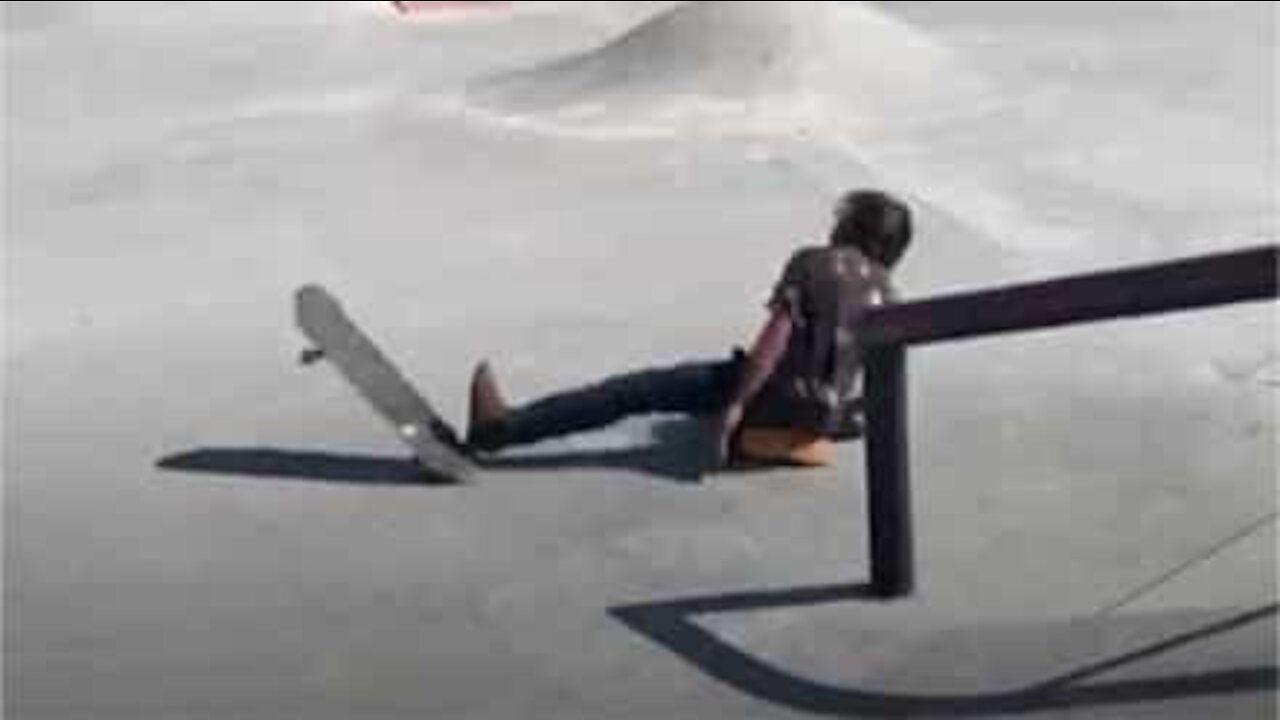 Skater dá queda e sofre lesão chocante