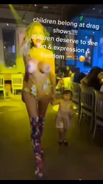4 year old Child at drag queen show