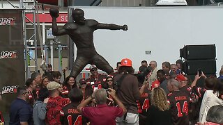 Browns unveil statue of legendary quarterback Otto Graham