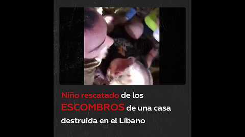 Sacan con vida a un niño de entre los escombros de una casa destruida en el Líbano