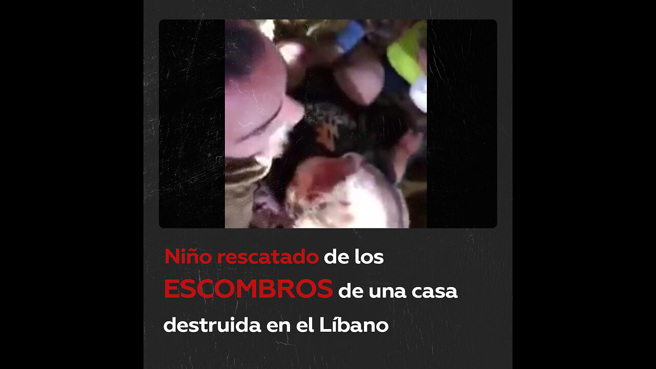 Sacan con vida a un niño de entre los escombros de una casa destruida en el Líbano