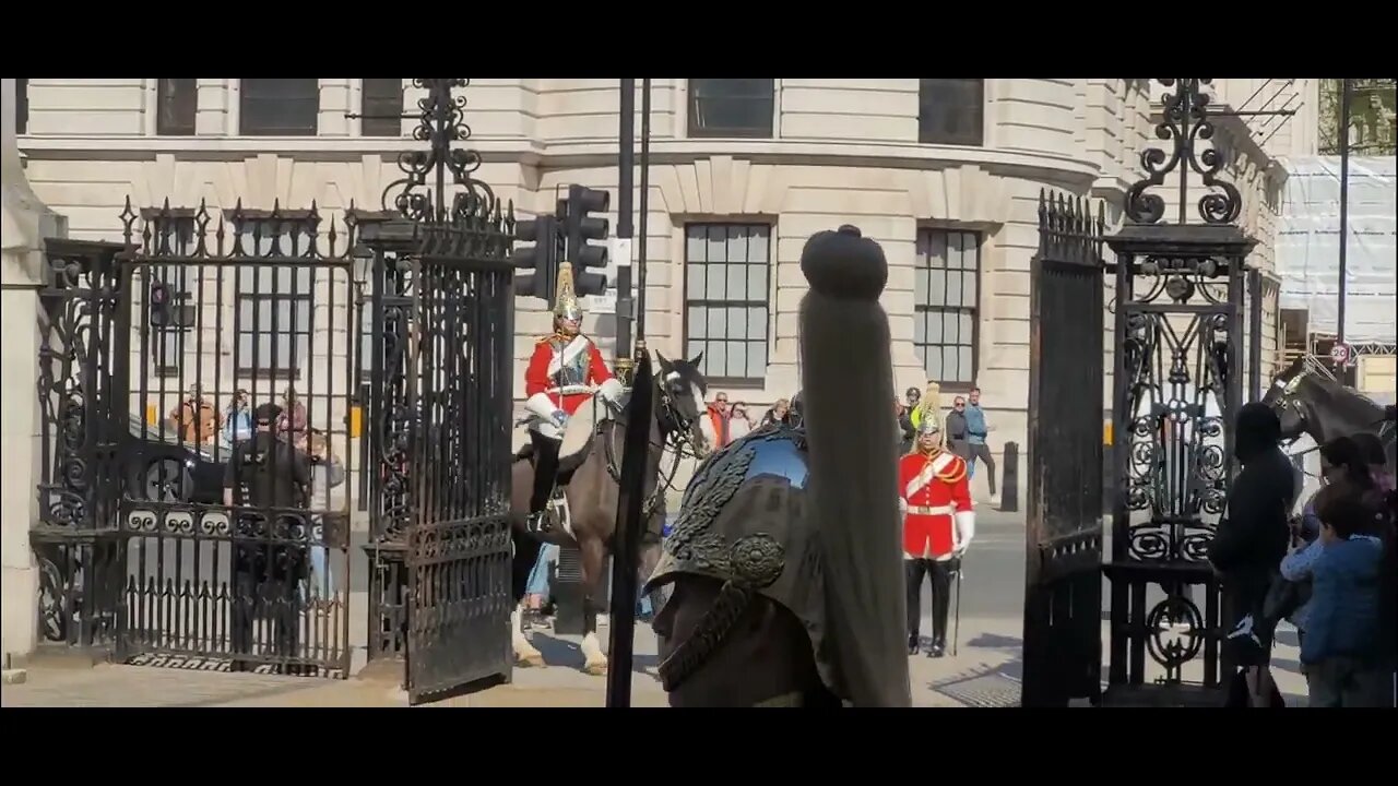 Make way kings guard takes the side gate #horseguardsparade