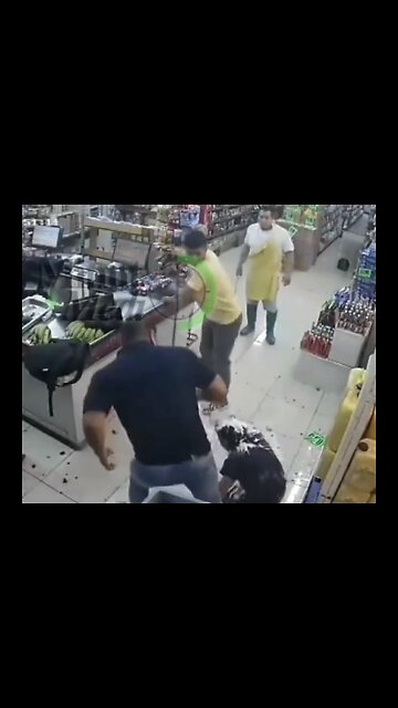 STORE MANAGER🤼‍♂️🏪🧌 FIGHTS OFF ROBBERS AT GROCERY STORE🧟‍♂️🏪🧟💫