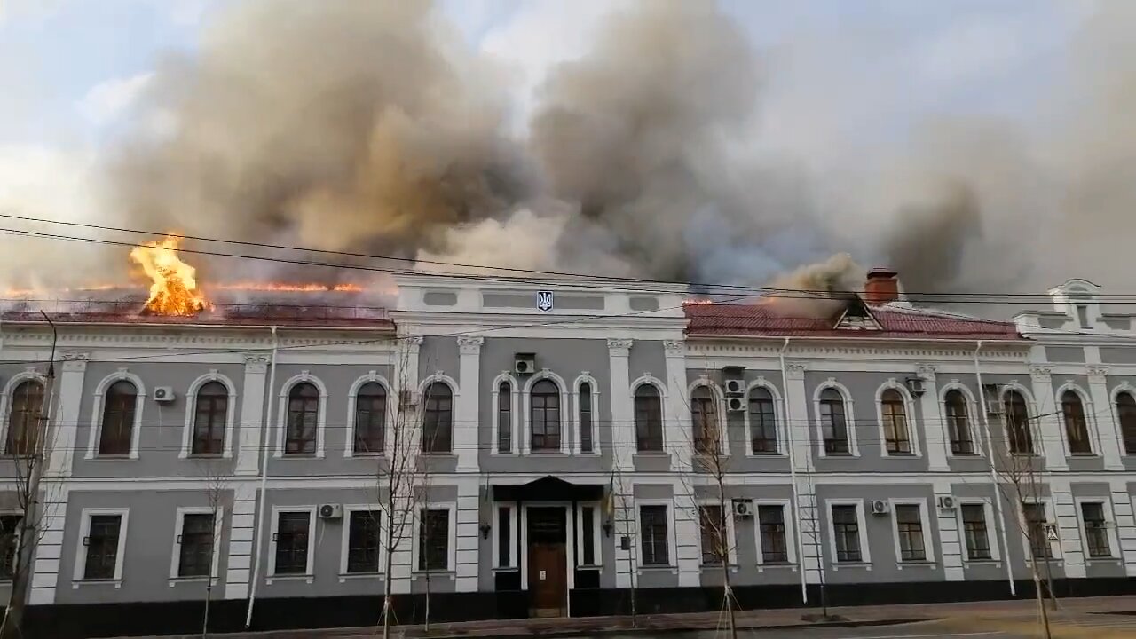 The building of the Security Service of #Ukraine in #Chernigov is on fire.