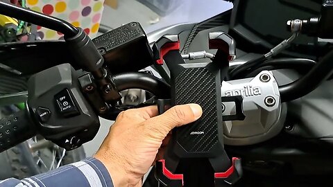 Motorcycle phone mount JOYROOM action explained on Aprilia SR GT 200 telefoonhouder actie motorfiets