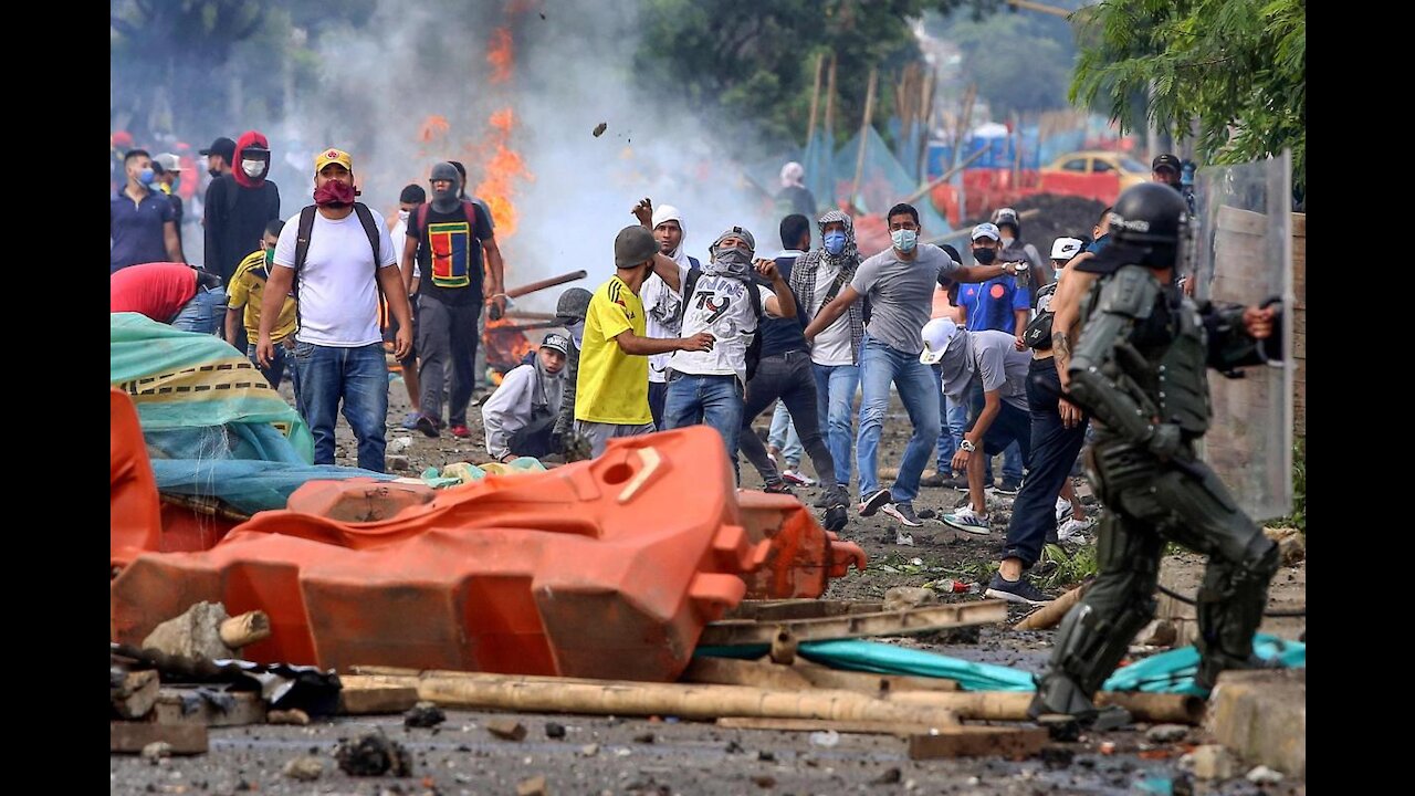 La Colombie en feu ! des manifestants abattus par la police le pays en guerre