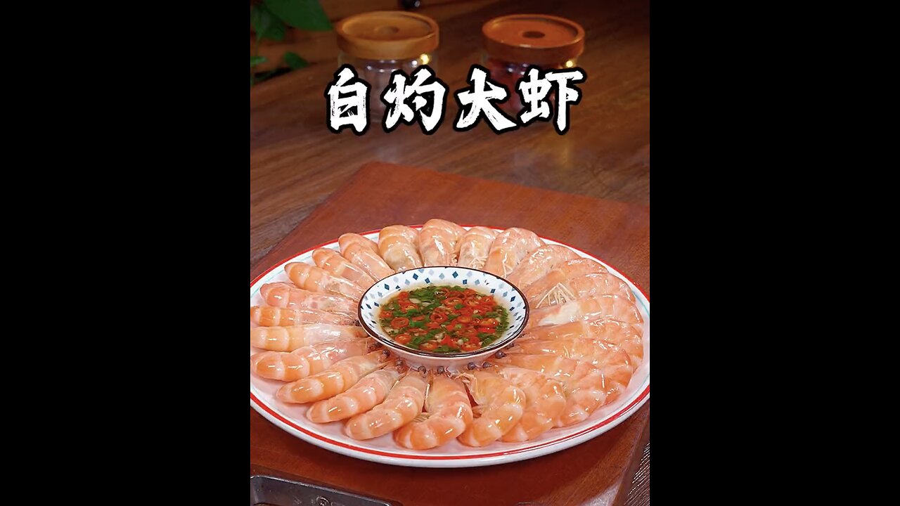 Boiled prawns, children love to eat, so delicious that they lick their fingers