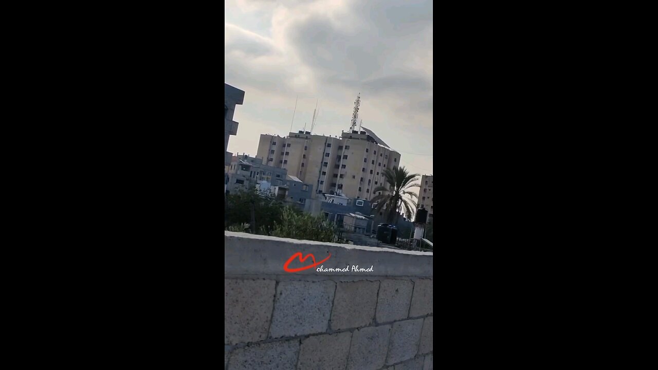 مشاهد أخرى توثق لحظة قصف طيران الاحتلال برج سكني من أبراج عين جالوت في النصيرات وسط القطاع.