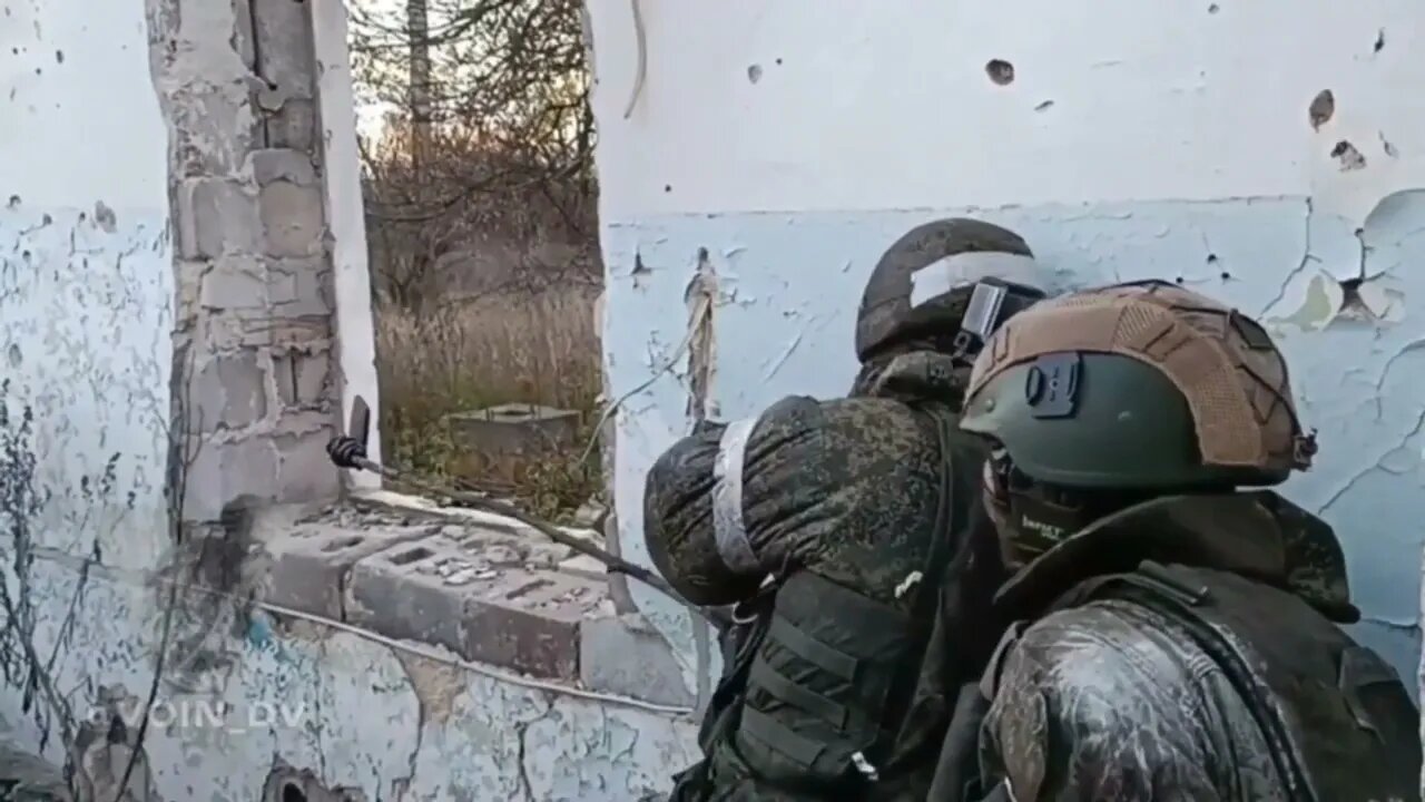 Ukraine war: Russian soldiers use a mirror to try and visualize their enemy