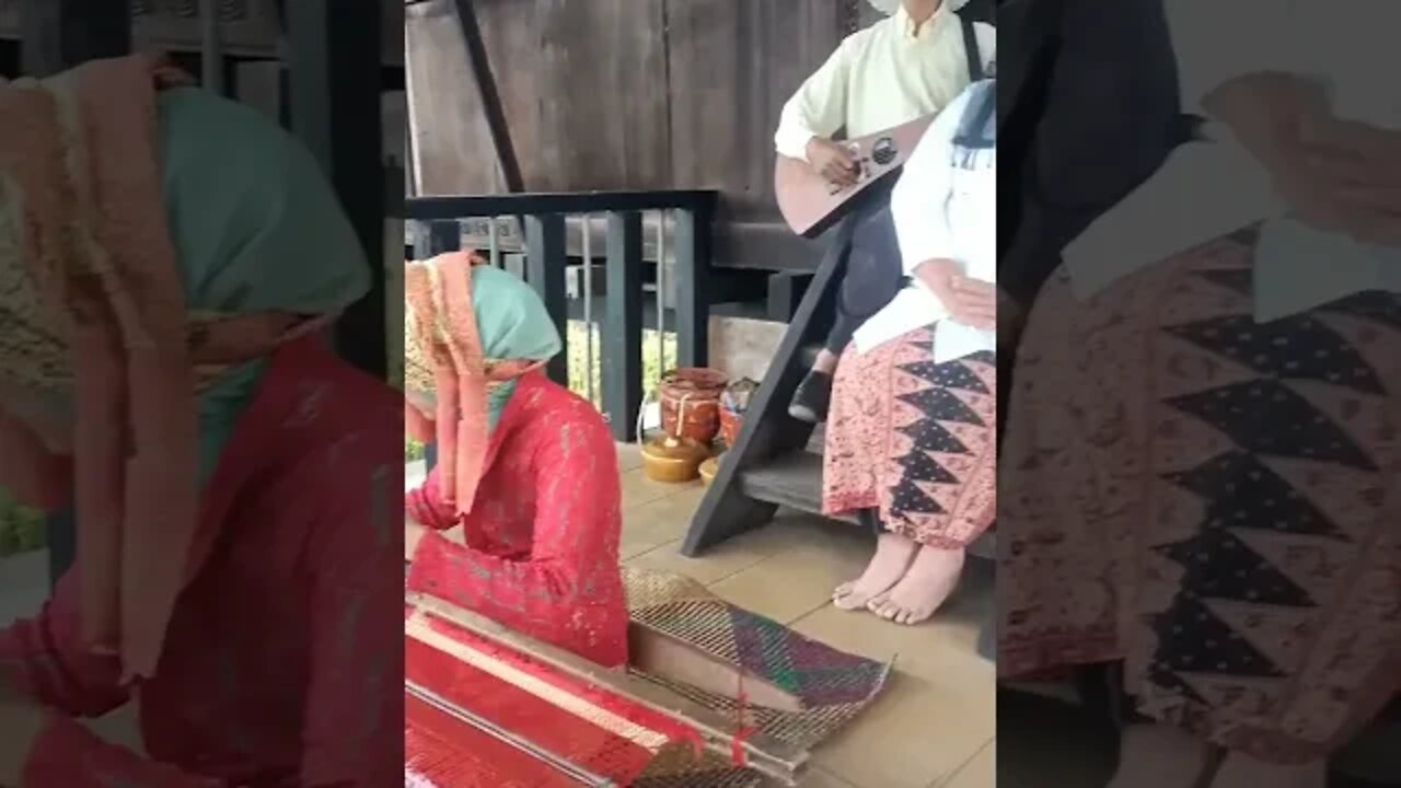 Tenun Songket Besemah sambil Mendengar Gitar Tunggal Batanghari Sembilan Oleh Arman Idris Pagaralam