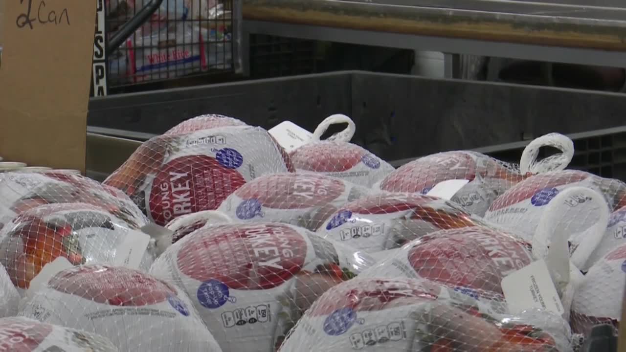 Packers linebacker donates 300 turkeys to Green Bay food bank