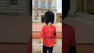 The kings guard walking out of Buckingham Palace #buckinghampalace