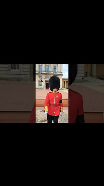 The kings guard walking out of Buckingham Palace #buckinghampalace