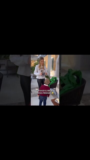 Leone bacia il dietro di Chiara Ferragni 🤣