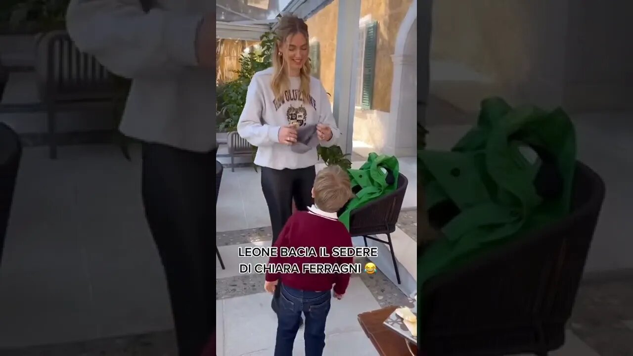 Leone bacia il dietro di Chiara Ferragni 🤣